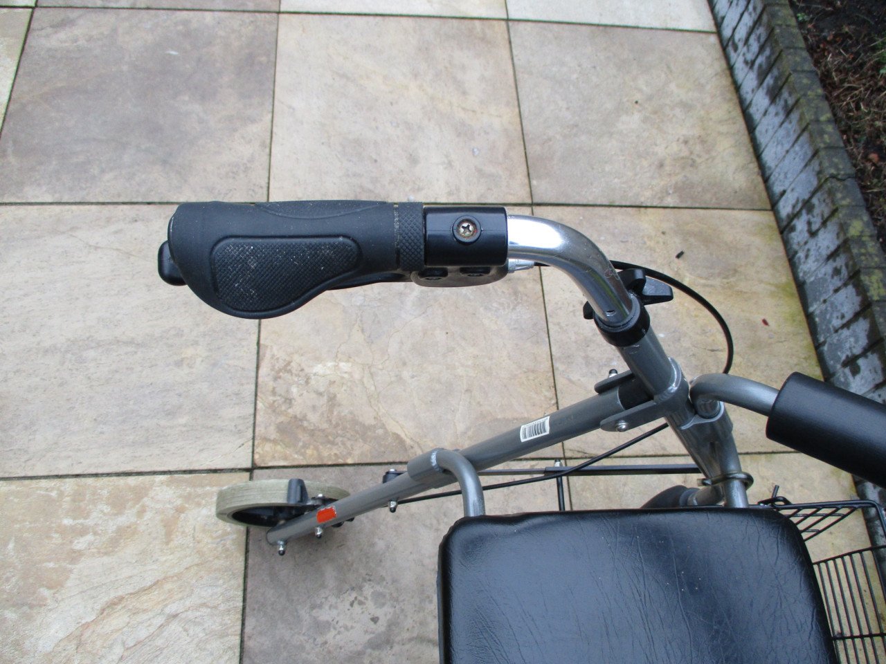 Bijna nieuwe opvouwbare lichtgewicht rollator met zitje mand en rugsteun