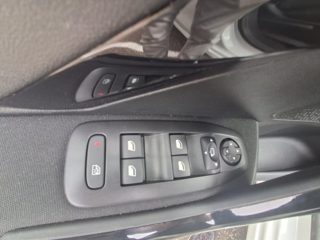Peugeot 208 allure 1.2-110pk 5d (vol)automaat(eat6) navigatie | apple carpl