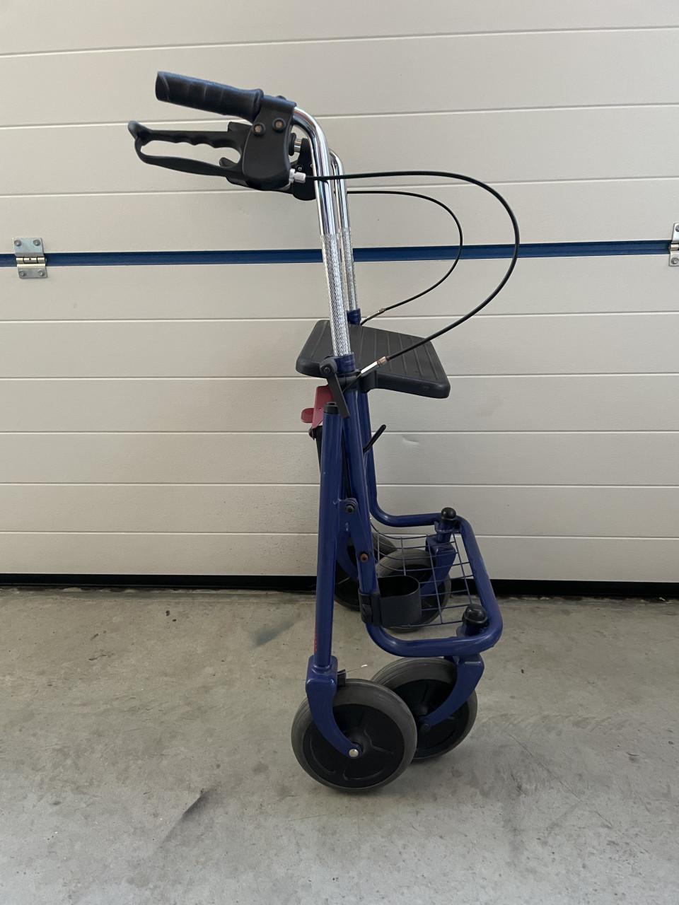 Te koop opvouwbare rollator met dienblad en mandje.