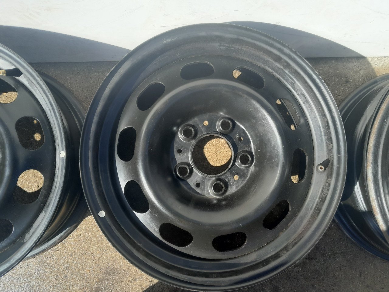 4 Stalen velgen met wieldoppen 16 Inch. BMW X1. Geen roest.