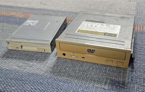 Gratis, cd/dvd speler, en diskette station.