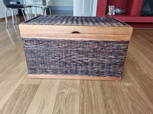 Leuke rieten/houten opbergkist