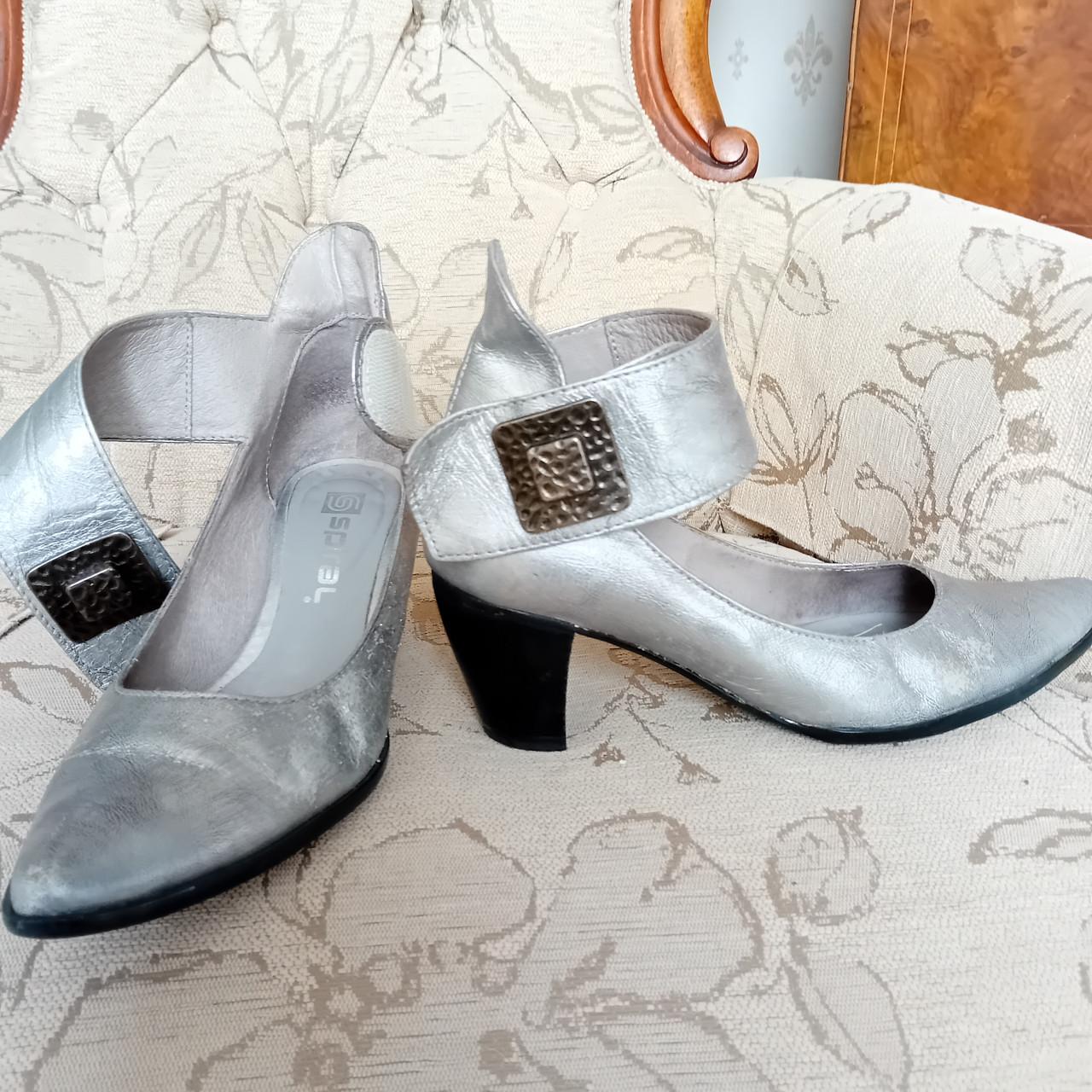 Aparte zilverkleurige schoenen mt 37