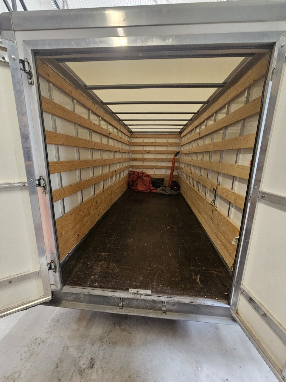 Trailer van 2018, opbouw 4 meter, zo goed als nieuw.