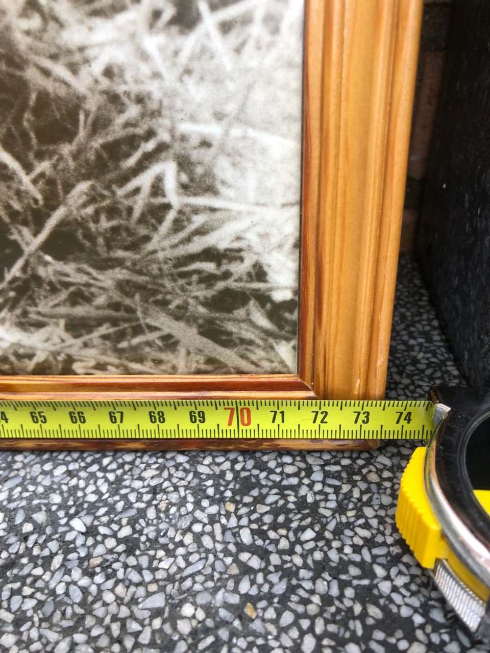 Zwart/wit foto ingelijst achter ontspiegeld glas.