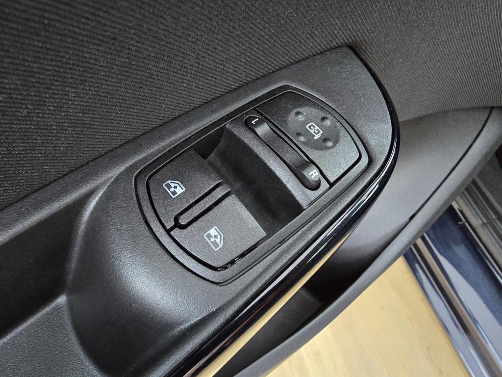 Opel Corsa occasion 1.4 favourite | donkerblauw | tweedehands opel corsa | 
