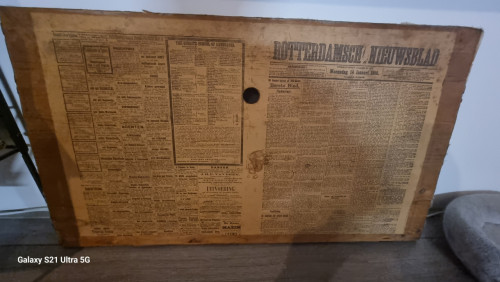 Plank met originele voorpagina van Rotterdamsch Nieuwsblad uit 1900