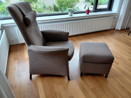 Fauteuil met poef