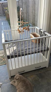 Mooie box Europe baby Robin II wit met zwarte handgrepen incl lade