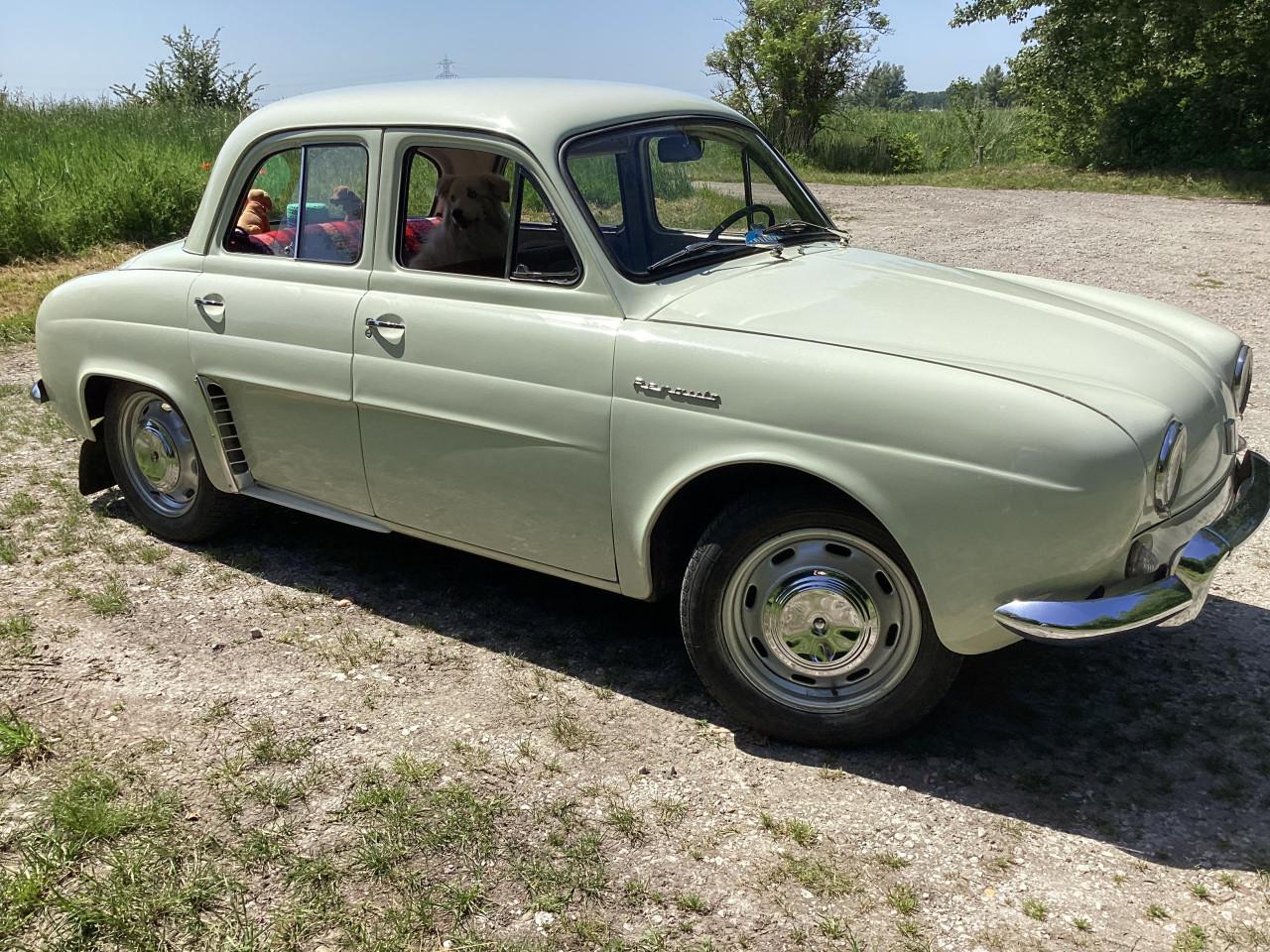 Renault Dauphine.