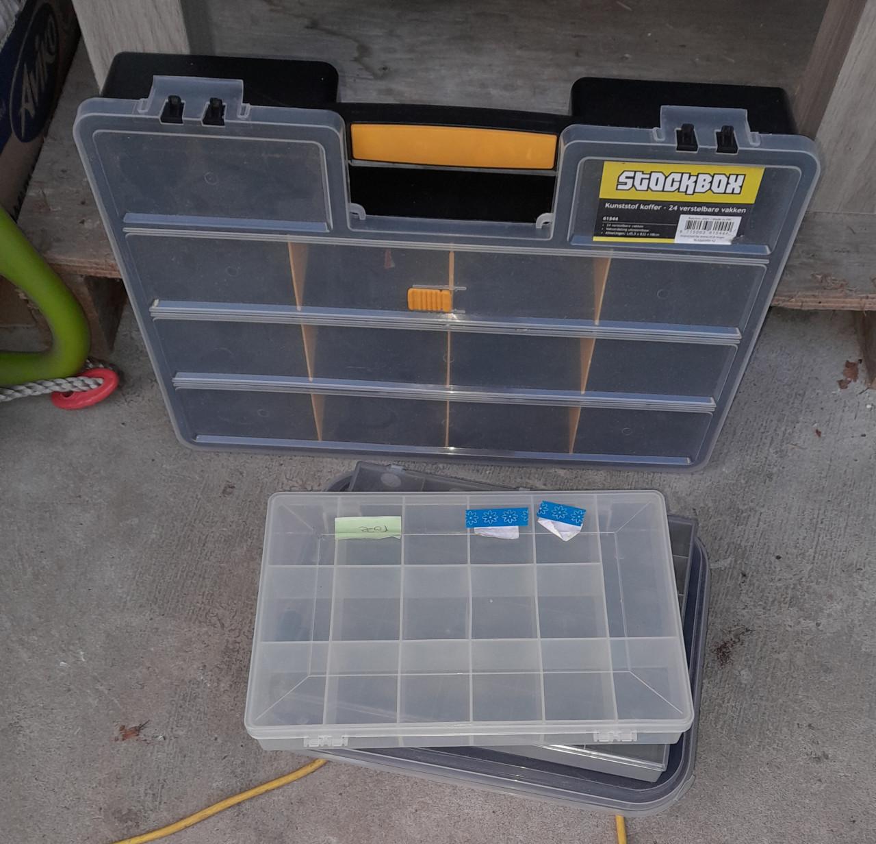 Partij div kunststof hobby koffers en opberg dozen met vakverdeling