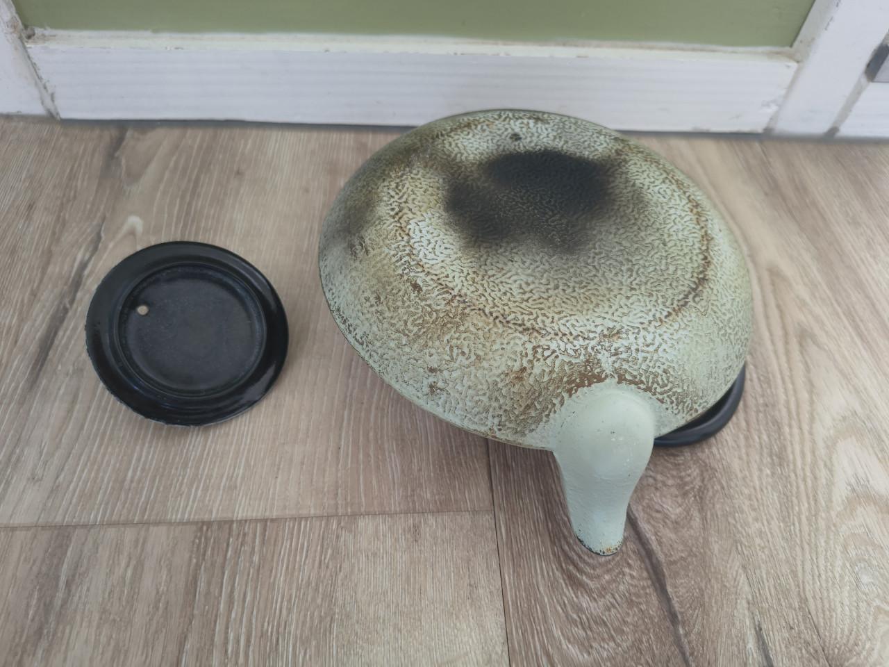 Prachtige groene gietijzeren theepot met hengsel en deksel.