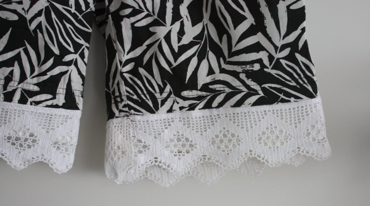 Broek  zwart wit print met bloemen en kanten rand maat m