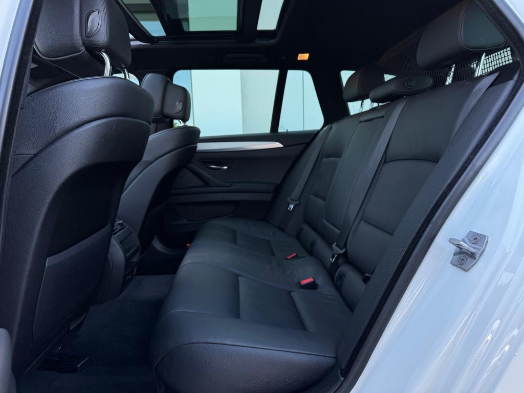 BMW 5 Serie touring 520d * leder * panoramadak * m pakket * dealer onderhou
