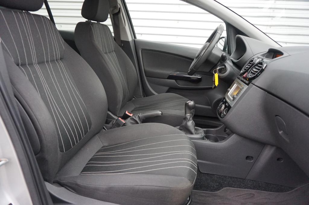 Opel Corsa 1.4-16v airco / navi / cruise / stoelverw. / parkeers. / elektr.