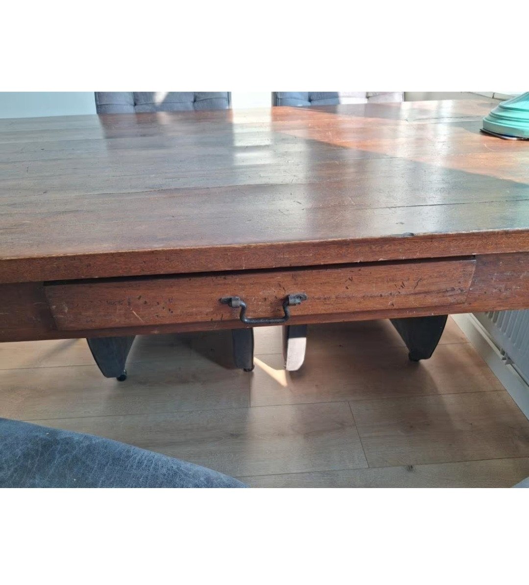Eethoek met 4 stoelen op wieltjes