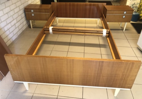 Vintage bed met nachtkastjes en 3 deurs kast.