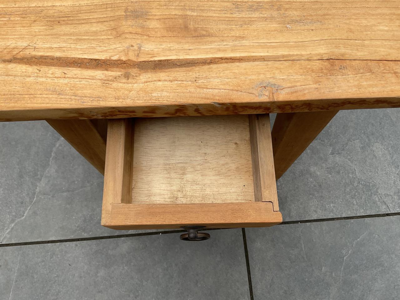 Bijzettafeltje van teak