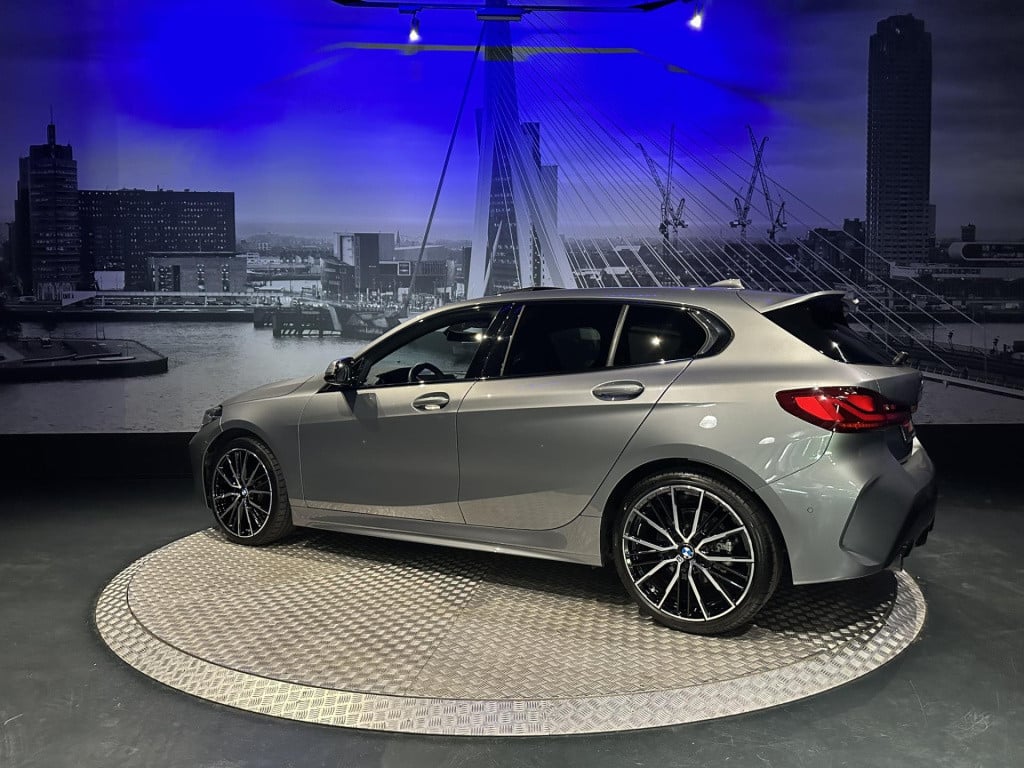 BMW 1 Serie 118i high executive *m-pack*pano*harmankardon*m-technic stoelen