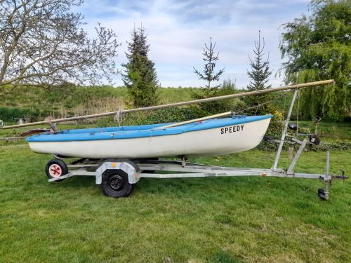 Flying junior zeilbootje met wegtrailer