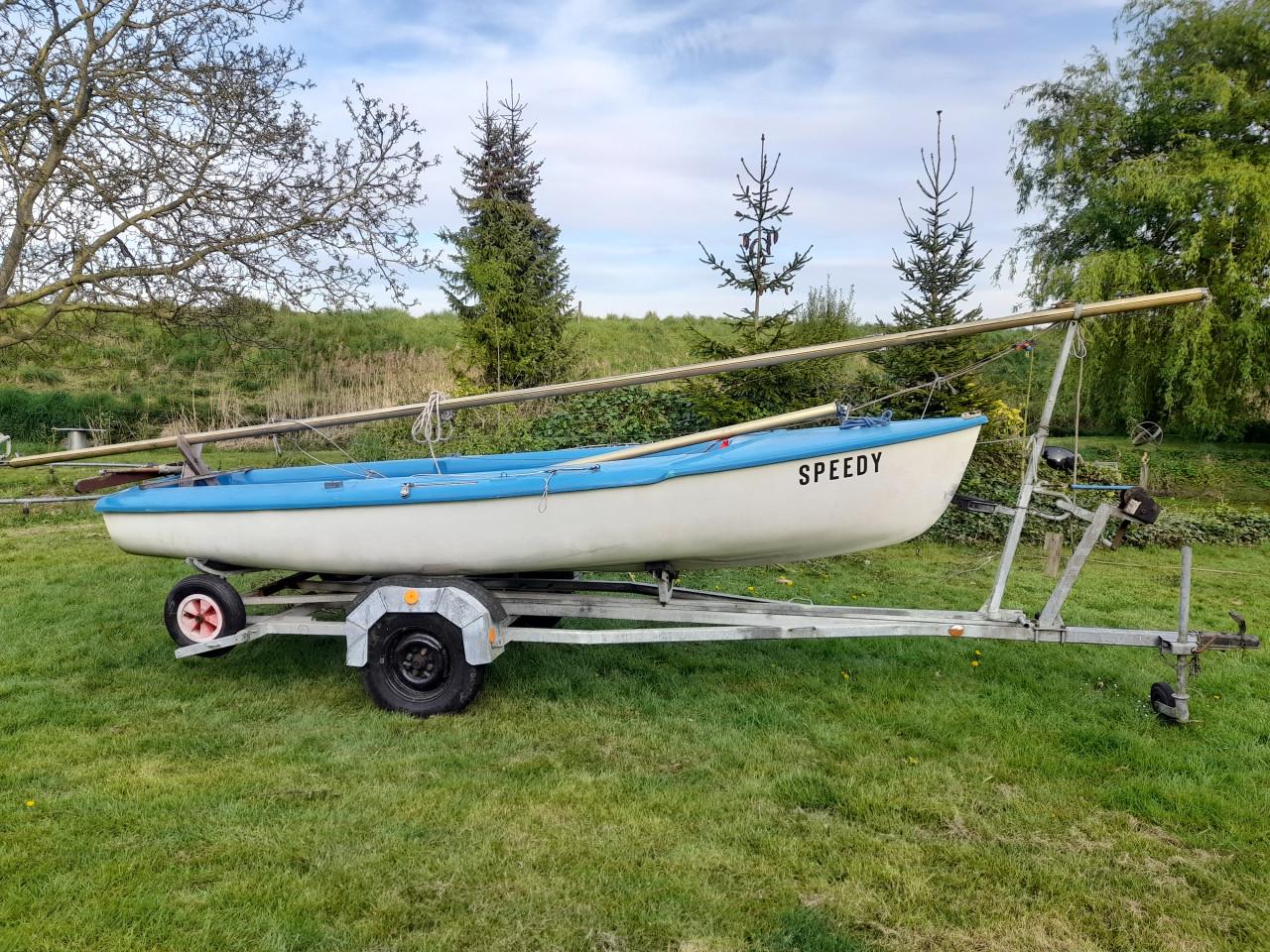 Flying junior zeilbootje met wegtrailer