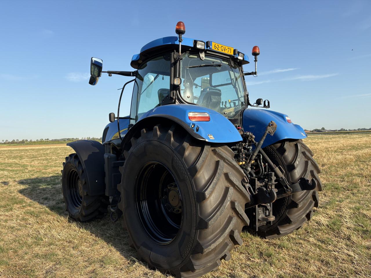 New Holland T7040