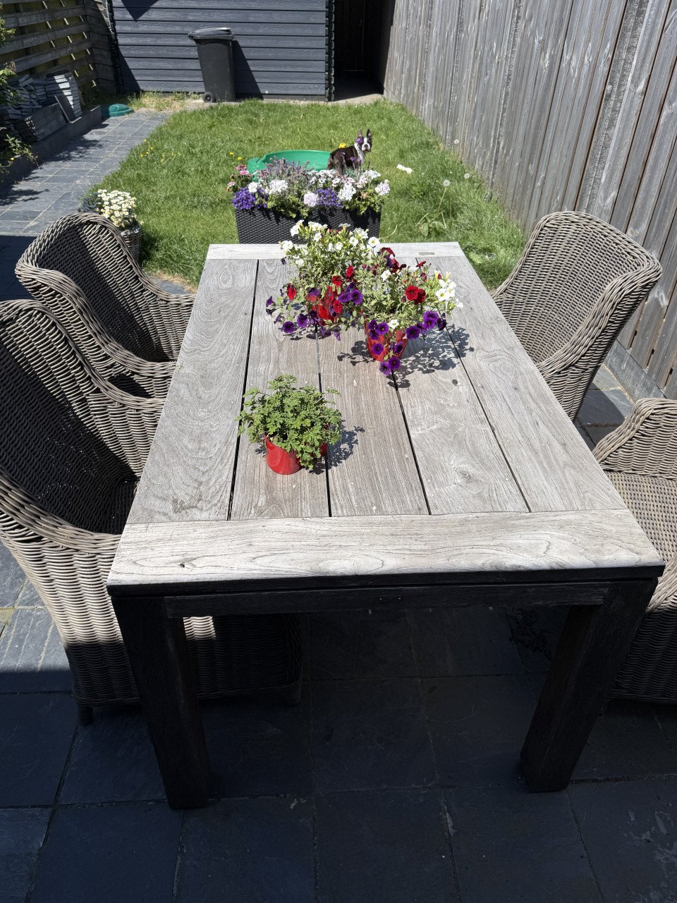 Oude teak tuintafel