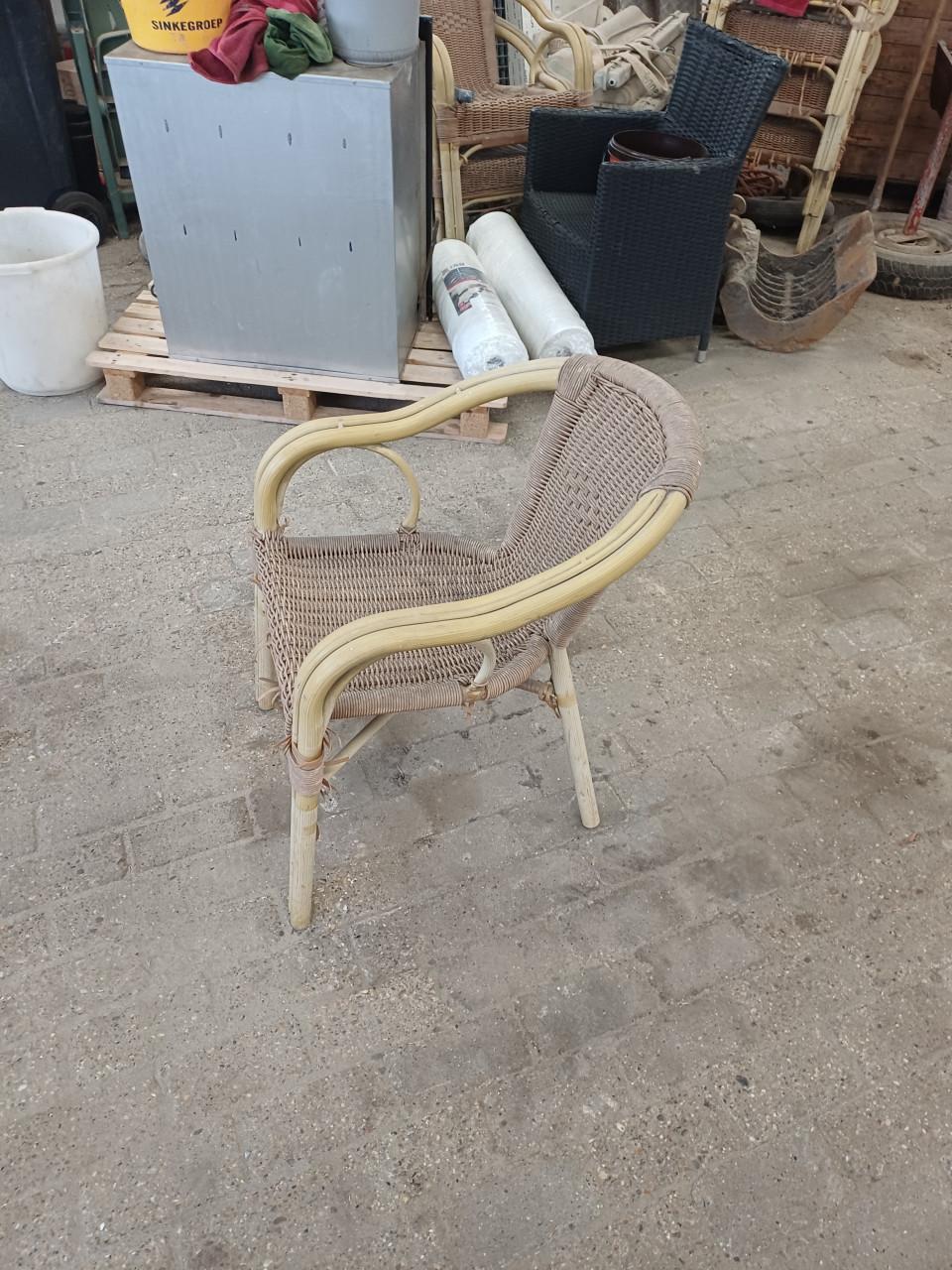 Gratis op te halen 8 rotanstoelen