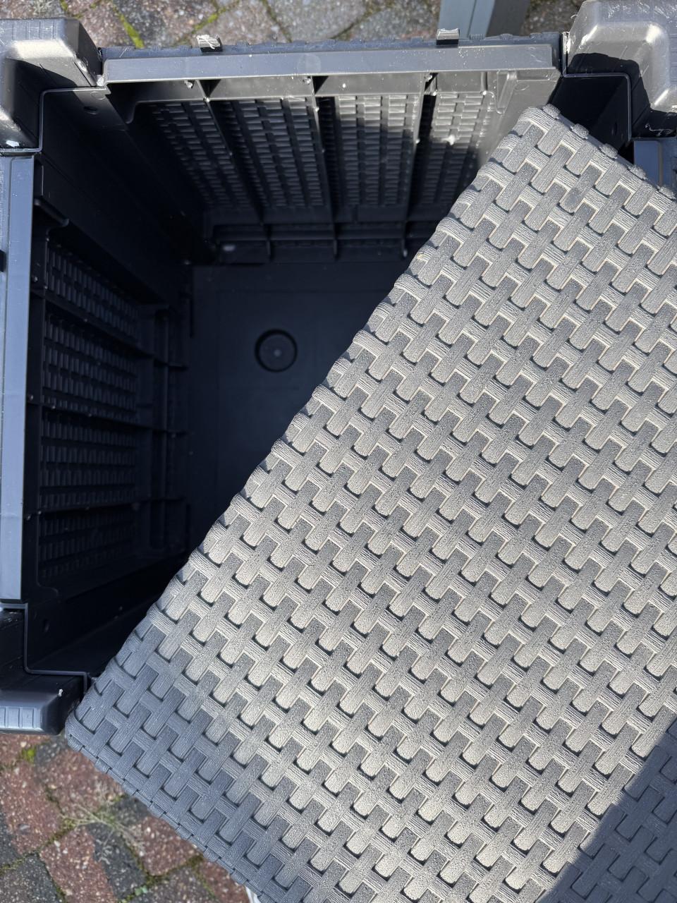 Tuintafel/ 4 Hartman verstelb stoelen. 4 kussens,  Kubus en voetenbankje.