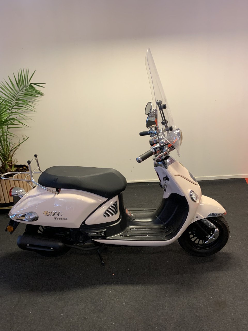 RETRO SCOOTER MET WINDSCHERM NU 595,= RIJKLAAR