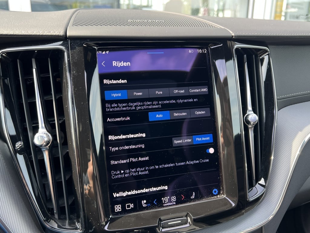 Volvo XC60 t6 340pk recharge r-design| luchtvering| panodak| adap.cruise| 3
