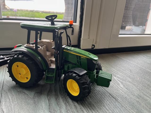 Bruder John Deere 5115 M met kar