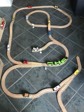 Houten baan met trein en autootjes