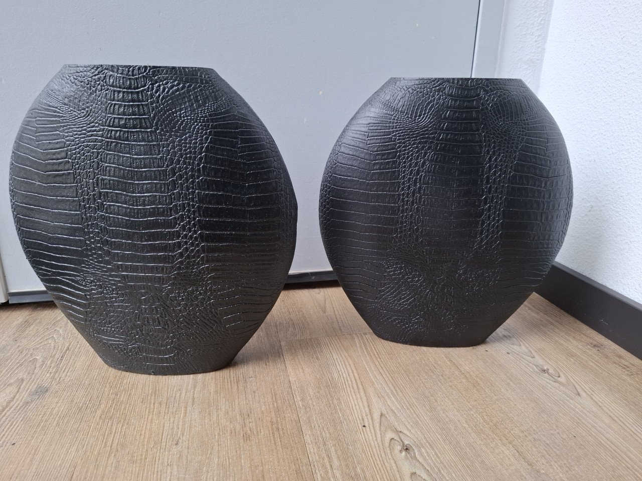 Set zwarte stenen vazen