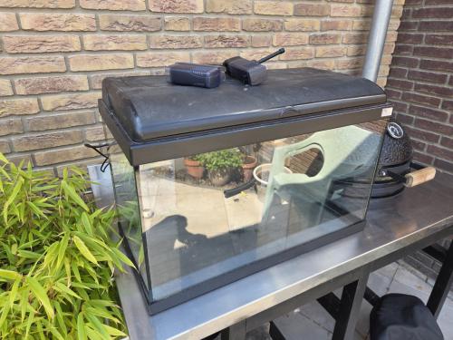 Aquarium met verlichting en filter