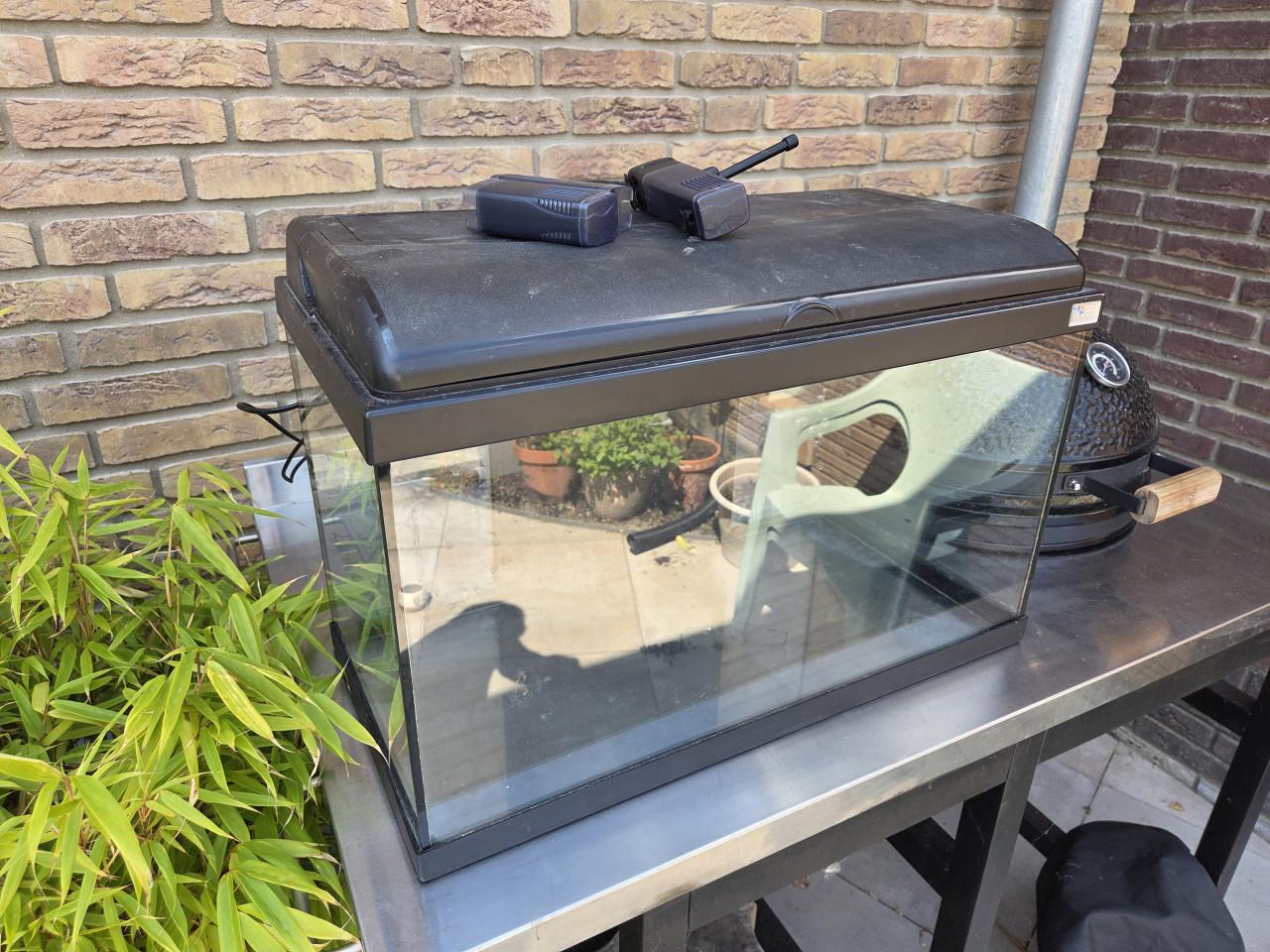 Aquarium met verlichting en filter