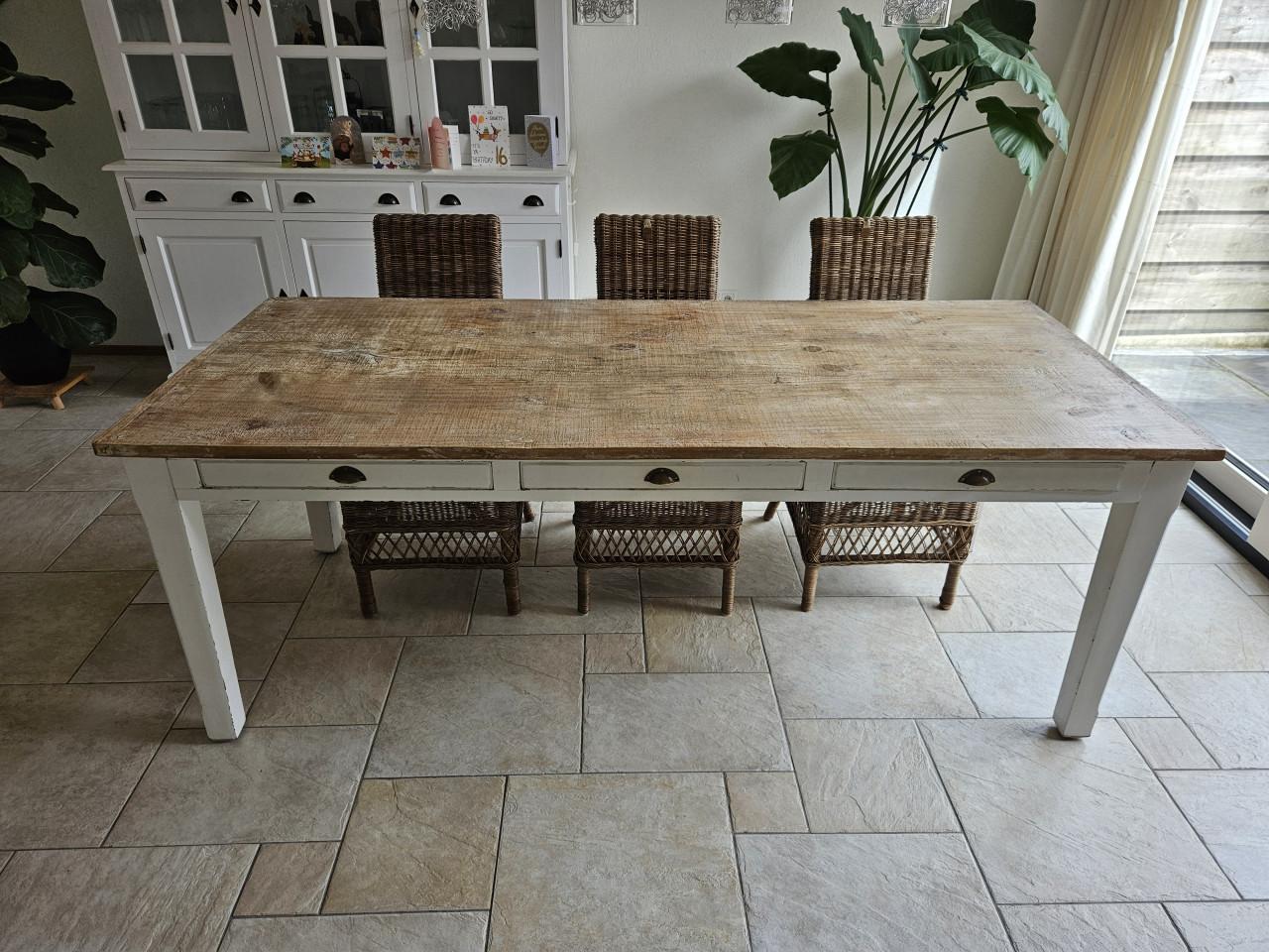 Eettafel met 6 eetstoelen