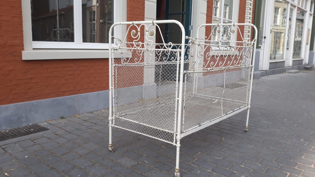 Antieke gietijzeren bedjes/bankjes