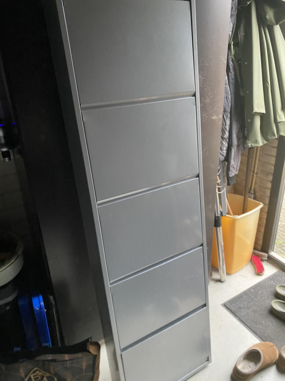 Metalen schoenenkast