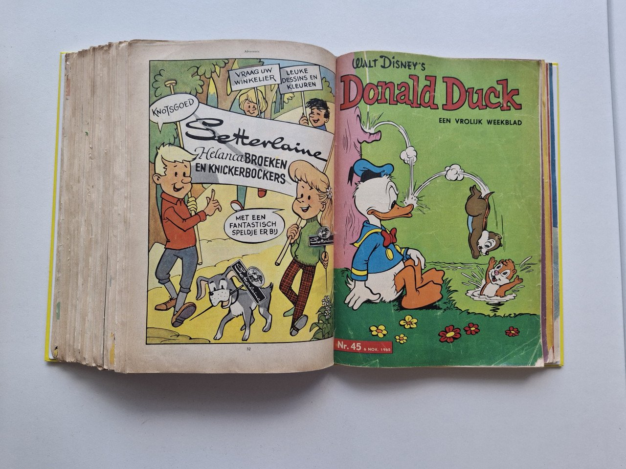 2 x verzamelmap met oude Donald Ducks uit 1965 en 1966