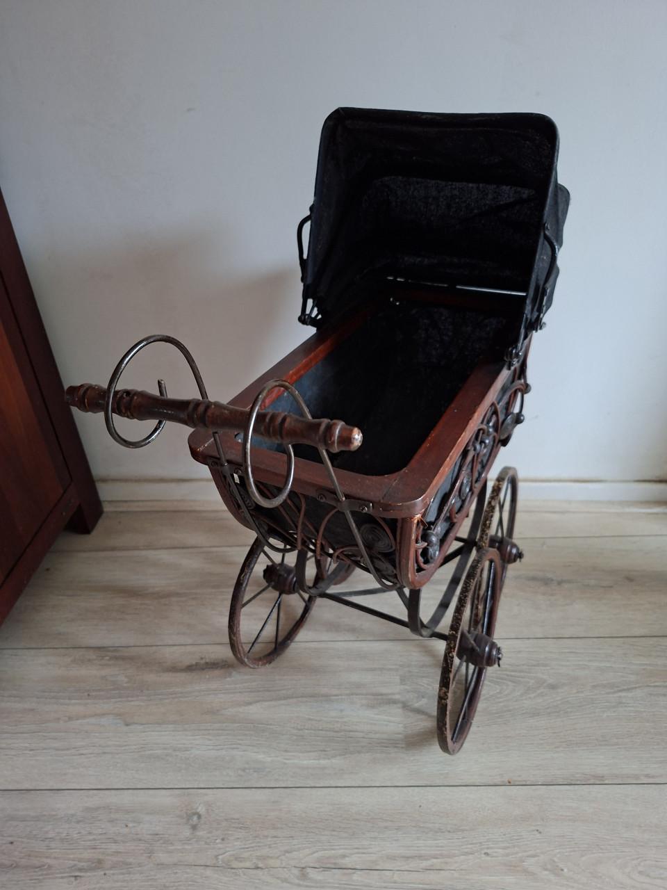 Vintage poppenwagen riet