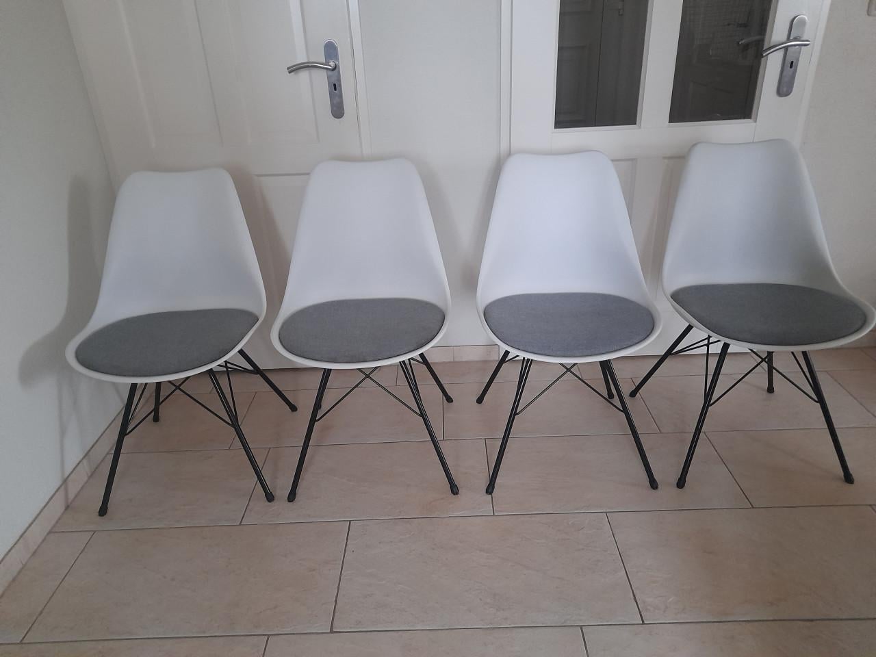 4 Prachtige stoelen (in goede nette staat )  geen vlekken,