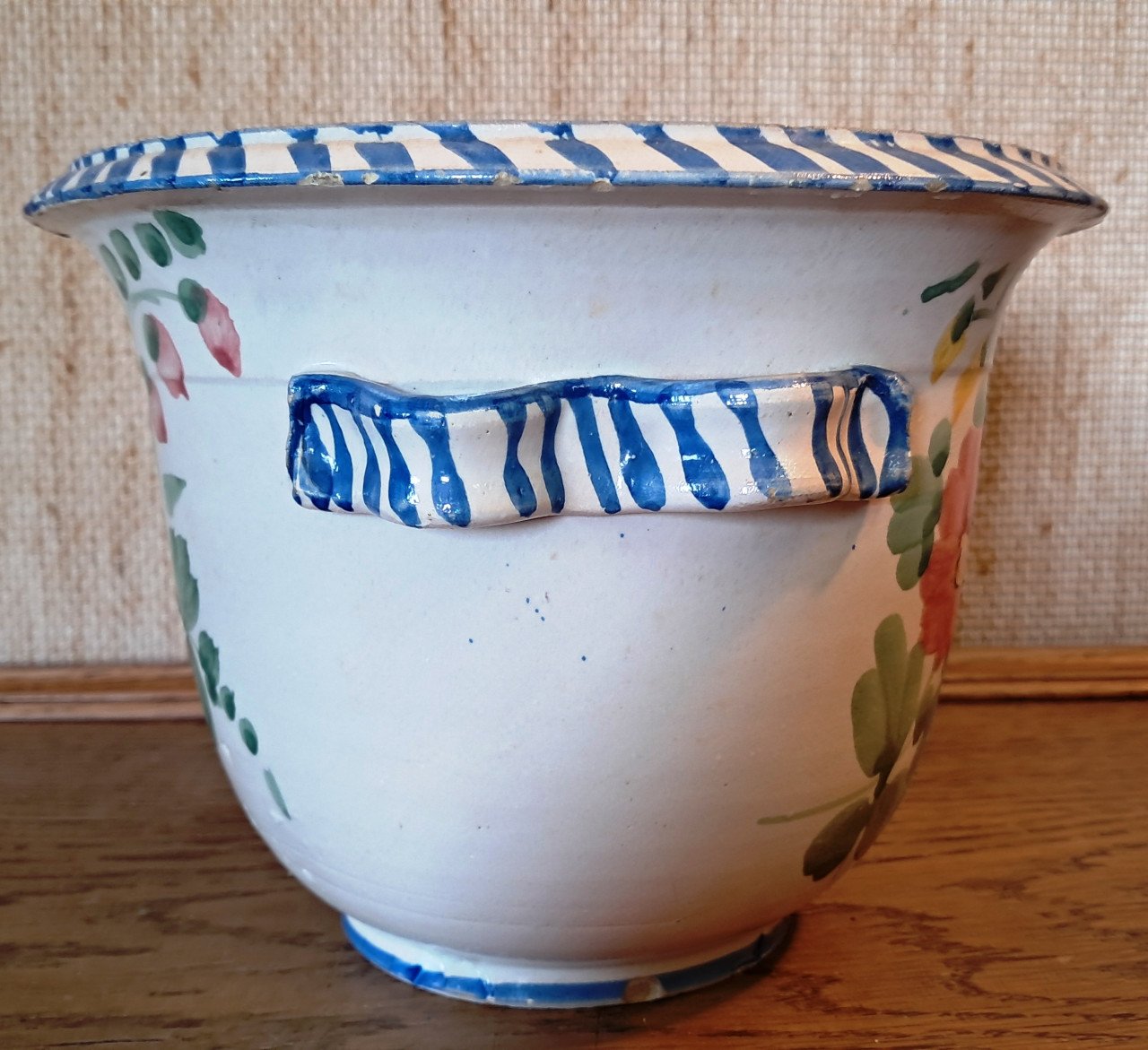Oude Handgeschilderde bloempot