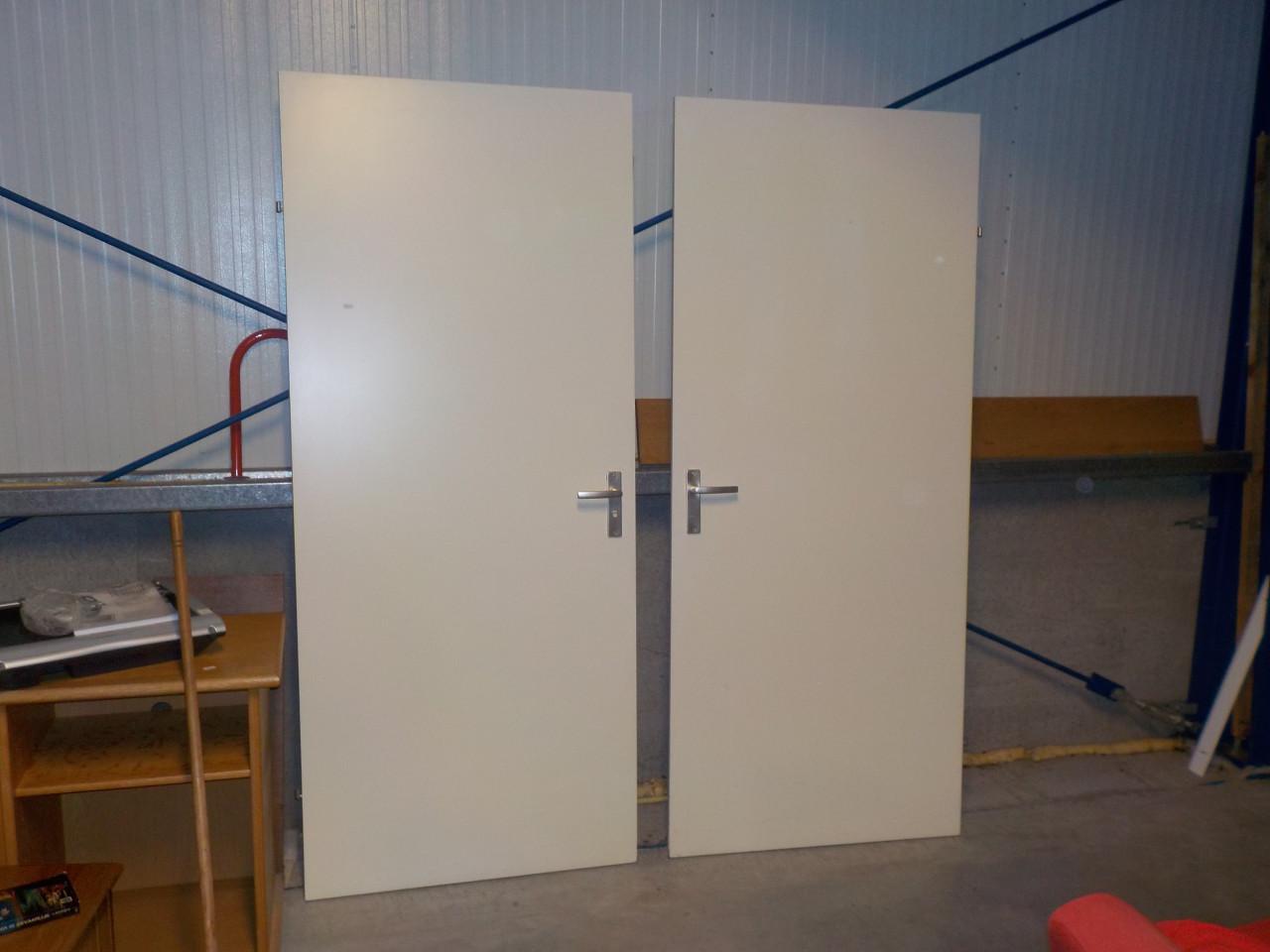 Binnendeur in goede staat 90 x 210 cm met handgrepen en bevestigingen