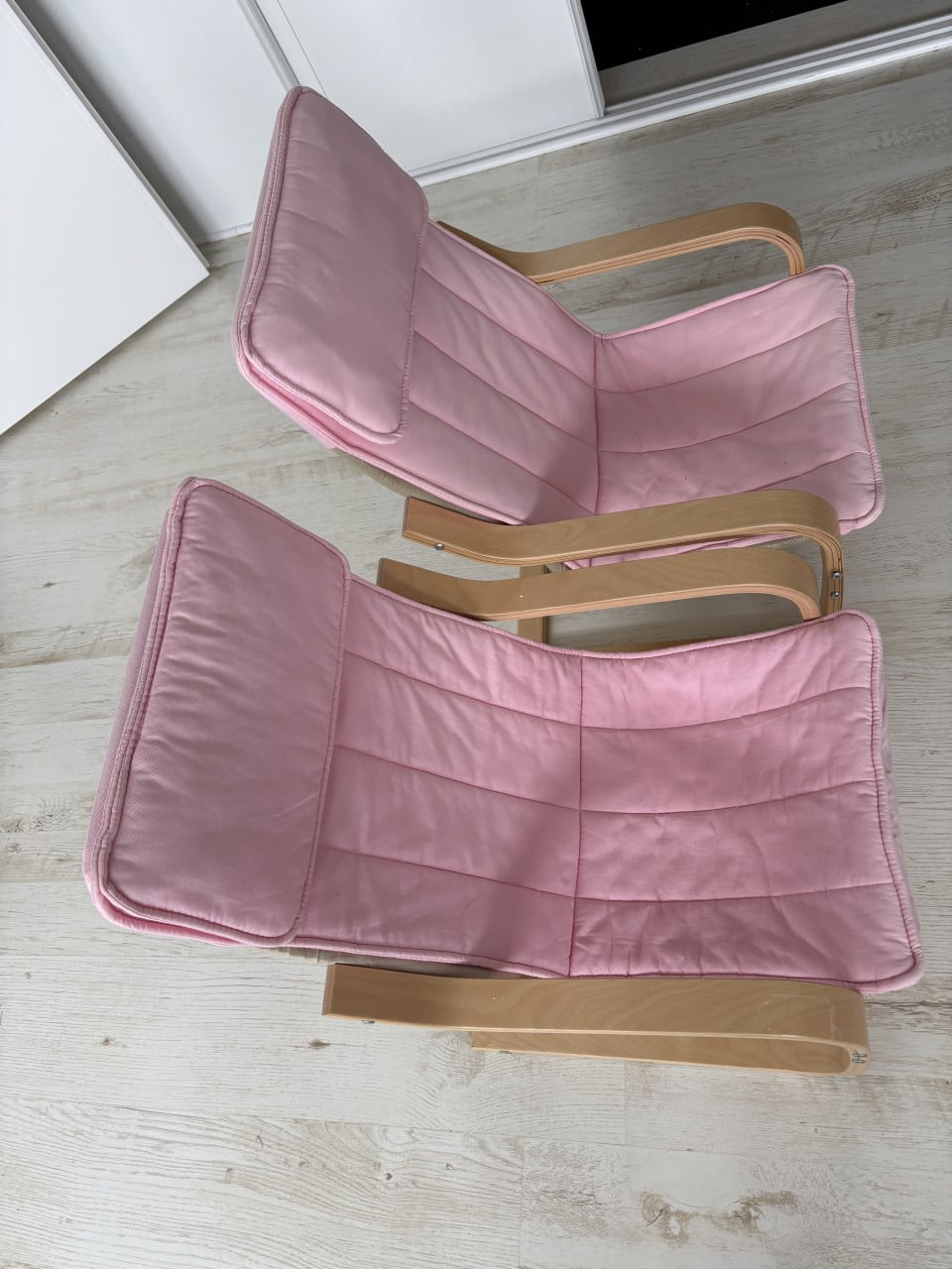 2x IKEA Poäng stoel met roze kussens