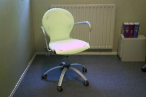 TWEE - - - DESIGN bureaustoelen . . .