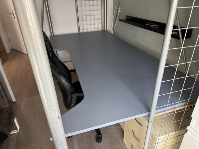 Stapelbed met bureau