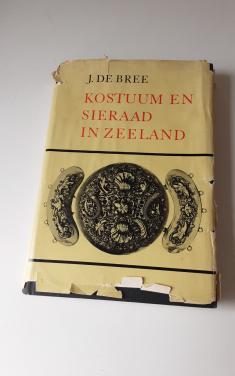 Kostuum en sieraad  - J. De Bree