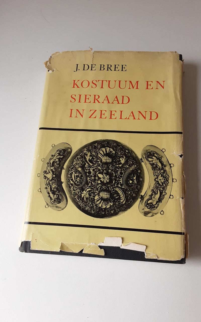 Kostuum en sieraad  - J. De Bree