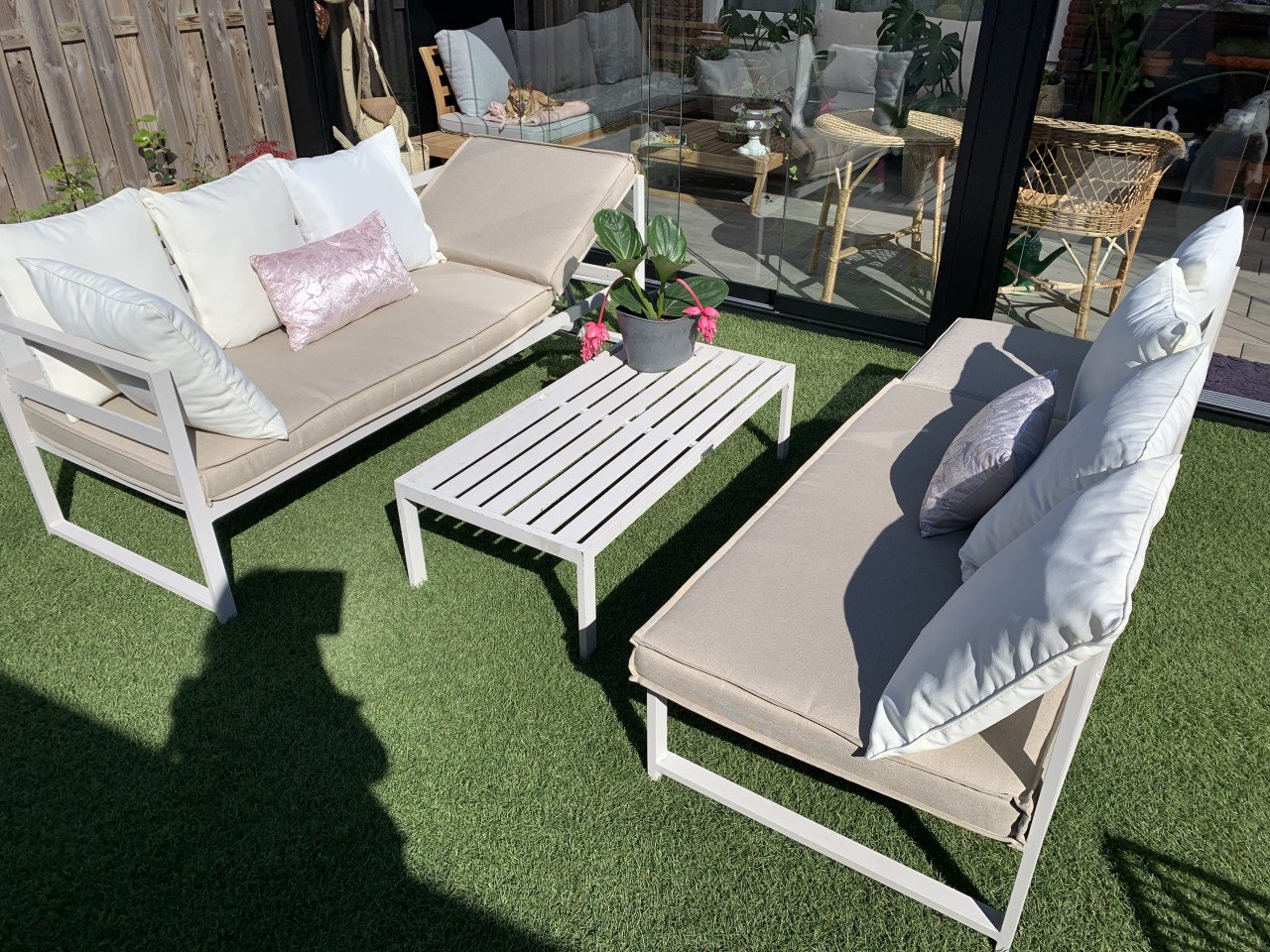 Aluminium licht grijze loungeset, met kussens en tafel en liggedeelte.